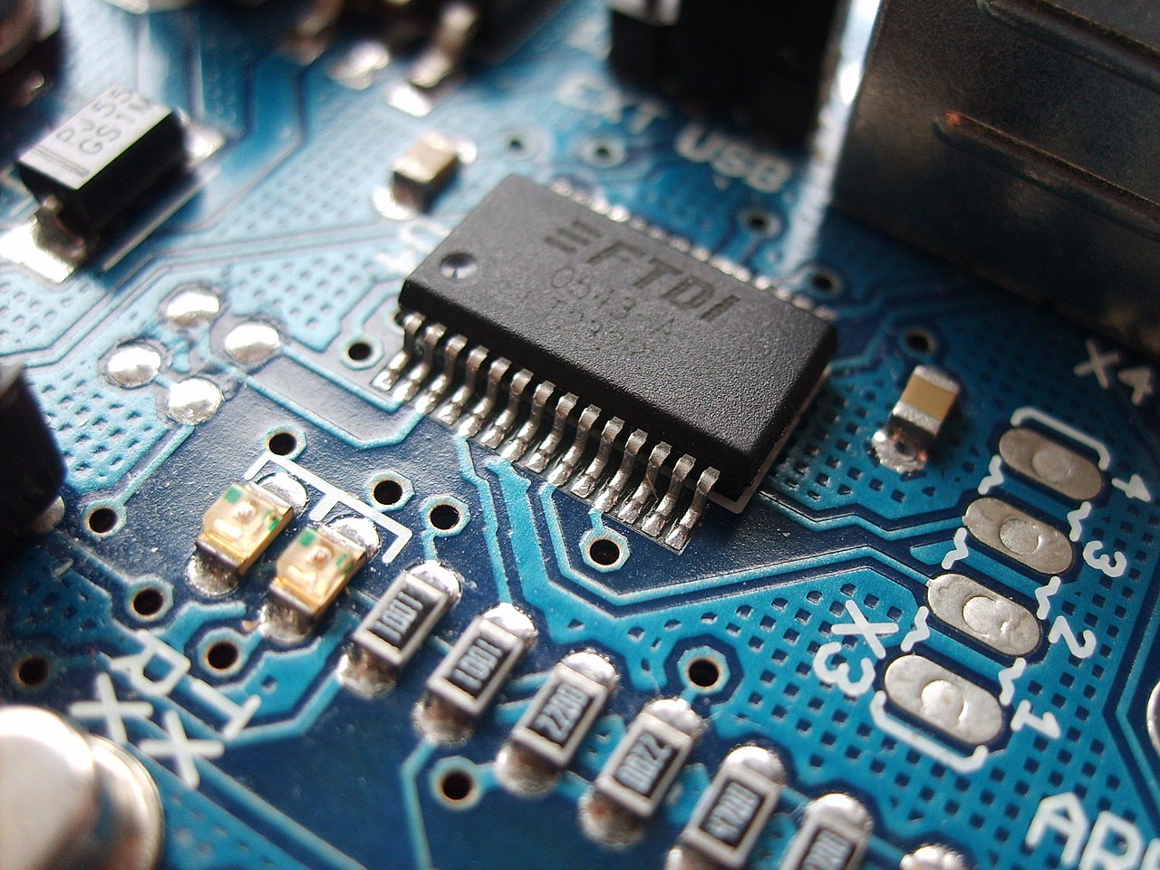 Elektronika; grafika na potrzeby zadania, zrodlo: https://pl.wikipedia.org/wiki/Elektronika#/media/Plik:Arduino_ftdi_chip-1.jpg