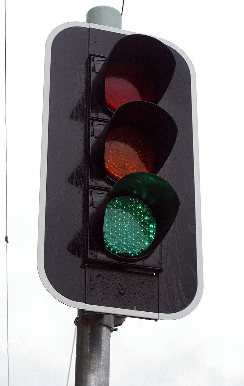 Sygnalizator swietlny; grafika na potrzeby zadania, zrodlo: https://en.wikipedia.org/wiki/Traffic_light#/media/File:LED_traffic_light.jpg